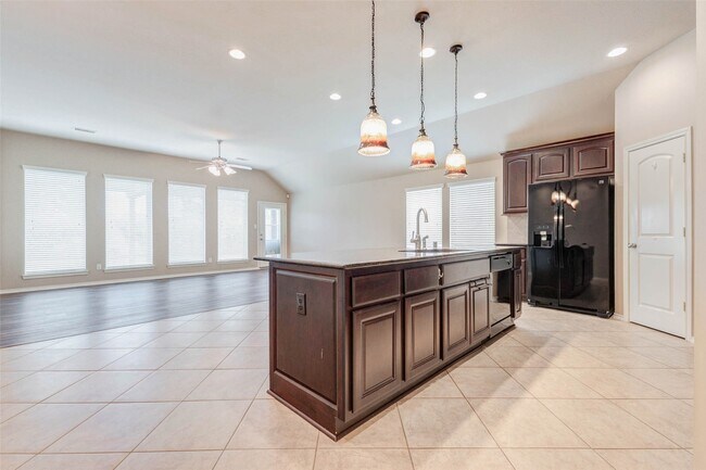 Building Photo - 25839 Riverside Creek Dr