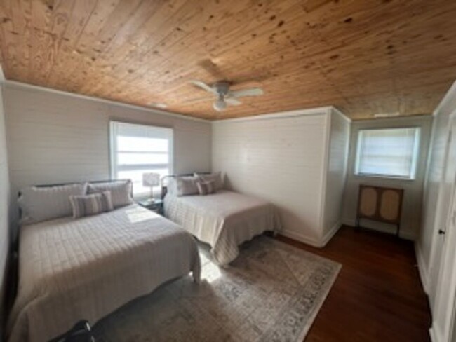 Building Photo - Beautiful 4 Bed 3 Bath Home Fully Furnishe...