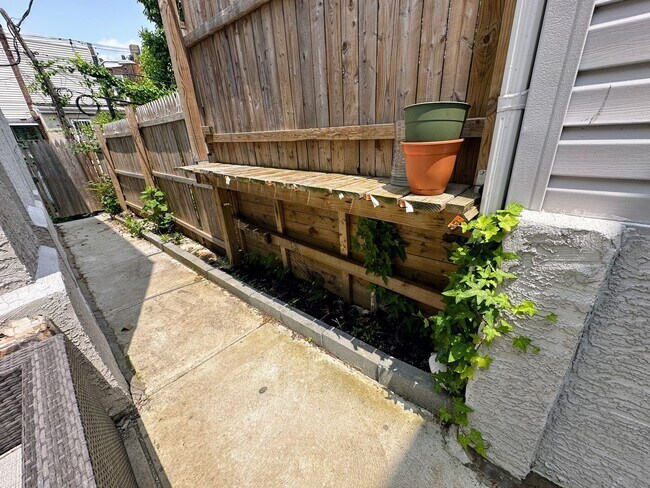 Building Photo - Private fenced yard! Modern, stylish & fully updated apartment!