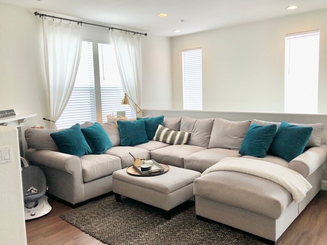 Building Photo - Beautifully Upgraded & Appointed End Condo...