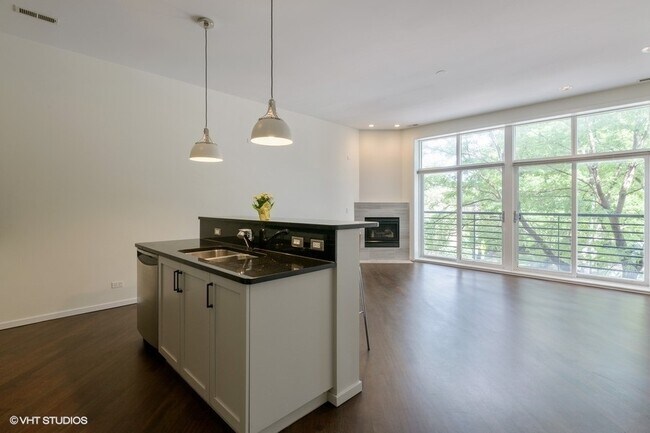 Building Photo - 1872 N Damen Ave