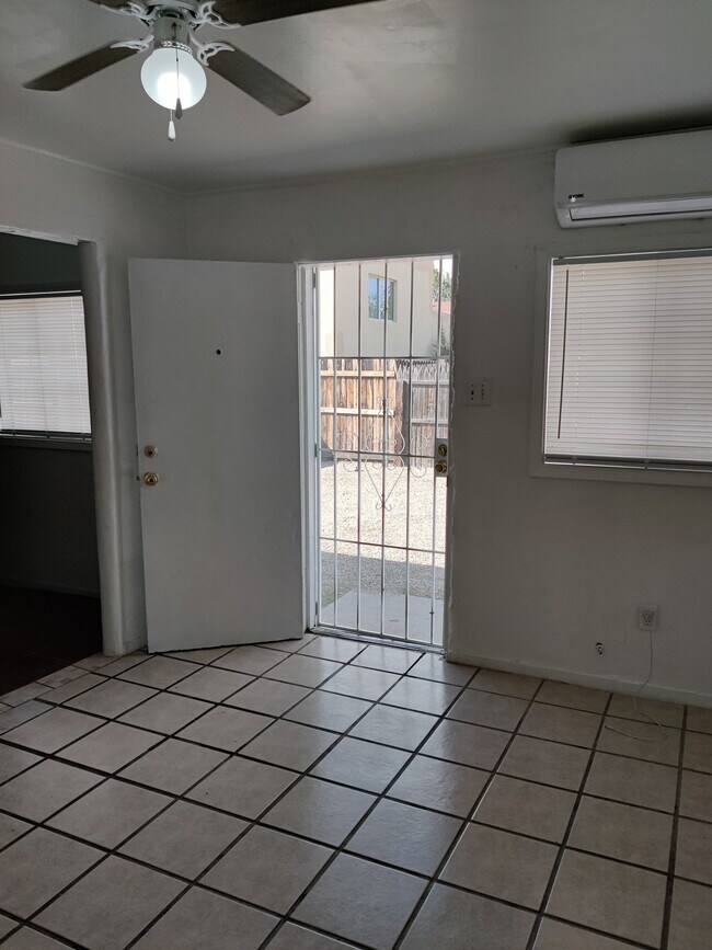 Building Photo - 524 N Mesquite St