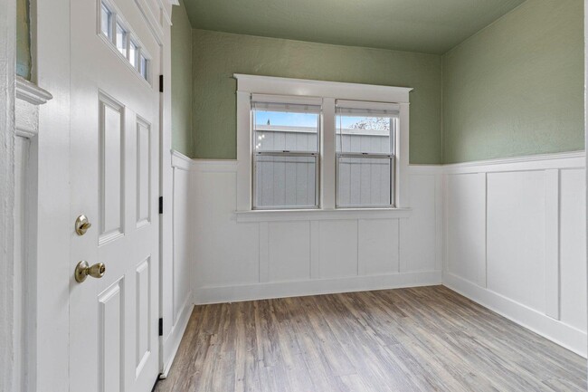 Building Photo - 7 Rose Ave