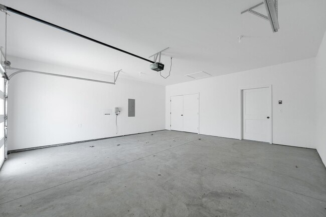 Building Photo - Hickory Village 55 Plus, LLC - 3700 E Cherry St Springfield, MO 65809