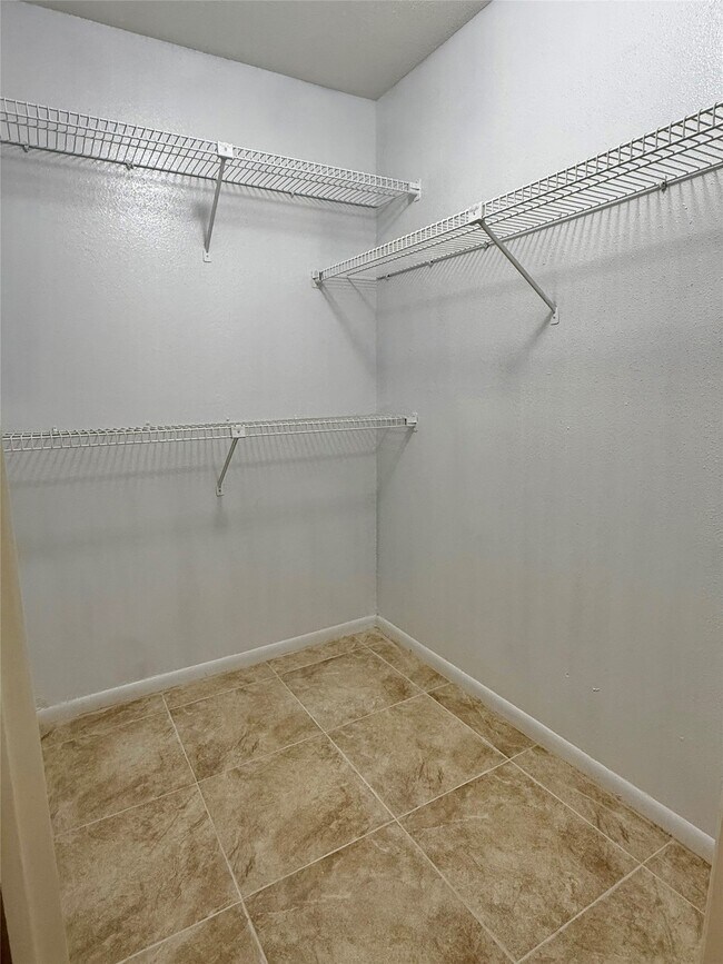 Building Photo - 10855 Meadowglen Ln