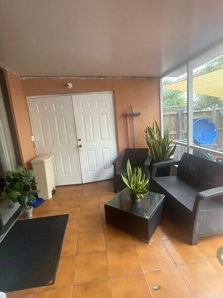 Building Photo - 4150 W 10th Ln