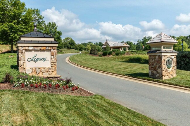 Building Photo - 121 Sweet Briar Ln