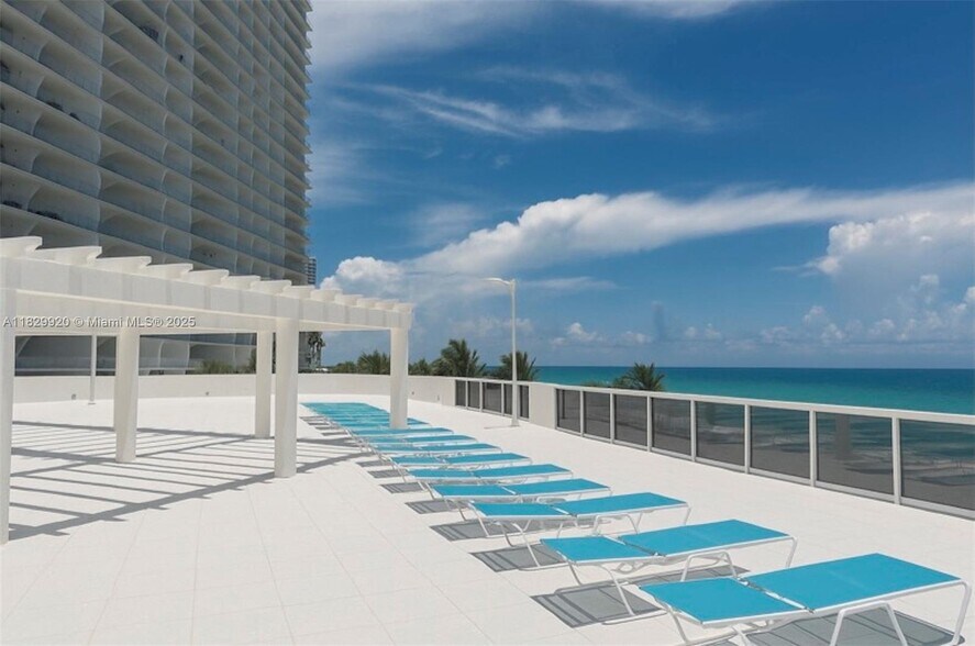 Building Photo - 16711 Collins Ave