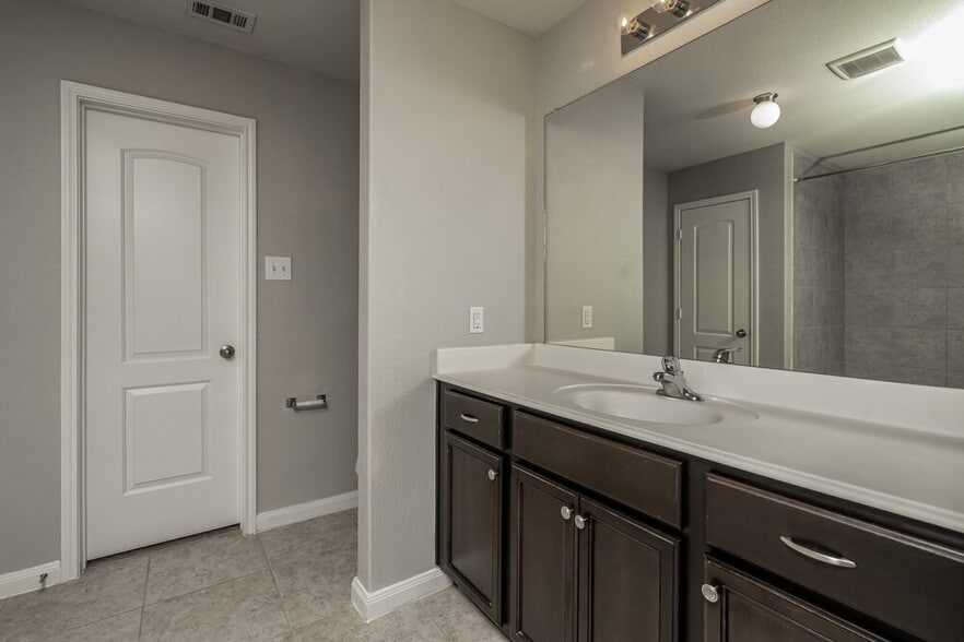 Building Photo - 157 Aaron St