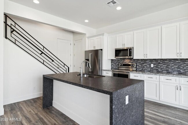 Building Photo - 902 W Hazelwood St