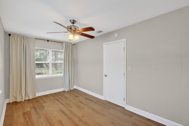 Building Photo - 541 40th Ave NE