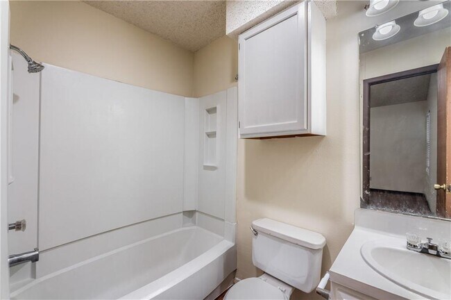 Building Photo - 8806 Piney Point Dr