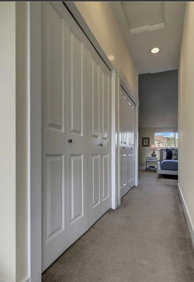 Building Photo - Bright & Spacious Townhome for Rent in a Charming, Tree-Lined Neighborhood