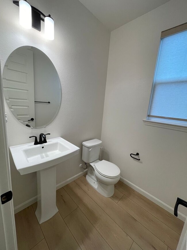 Building Photo - Beautiful new home with open floor plan av...