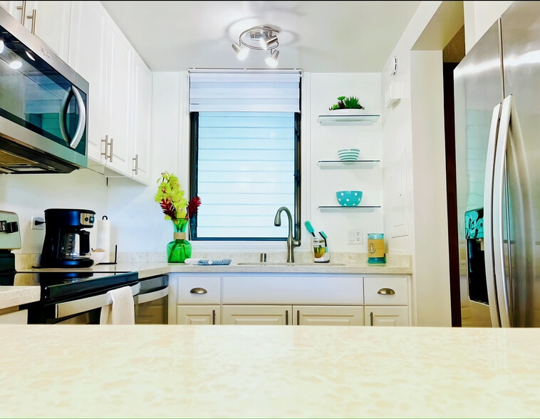 Building Photo - 501 Hahaione St