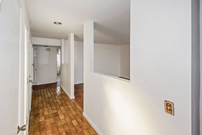 Building Photo - Available Now! Spacious 3BR, 2BA, 1,76sq.ft. 2 car garage.