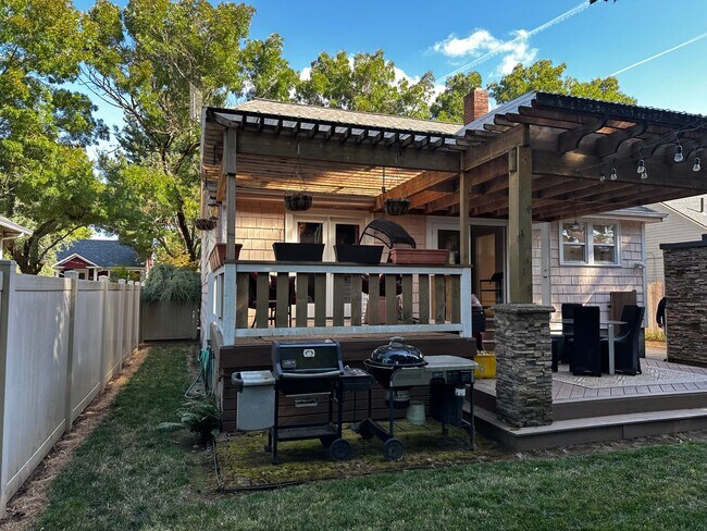 Building Photo - WestMoreland Gem! Portland Original, Huge deck, great backyard pets ok!