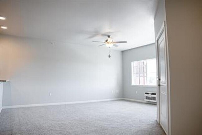 Building Photo - 875 village loop