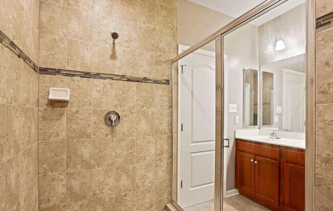 Building Photo - 3 Level END UNIT townhouse in Market Squar...