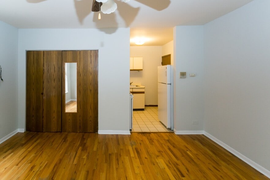 Building Photo - 826 W Cornelia Ave