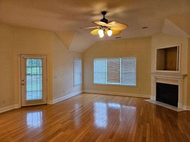 Building Photo - Beautiful 3 Bedroom 2 bath Home in Hampste...