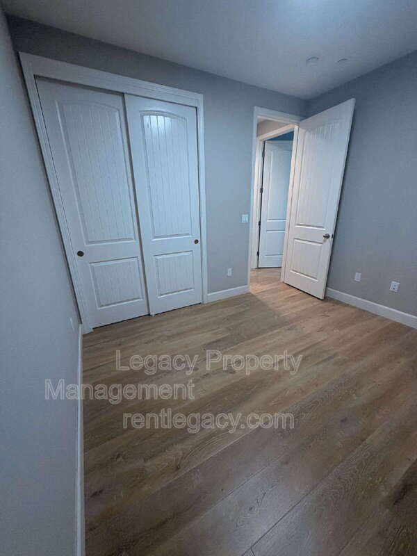 Building Photo - 452 Aster St