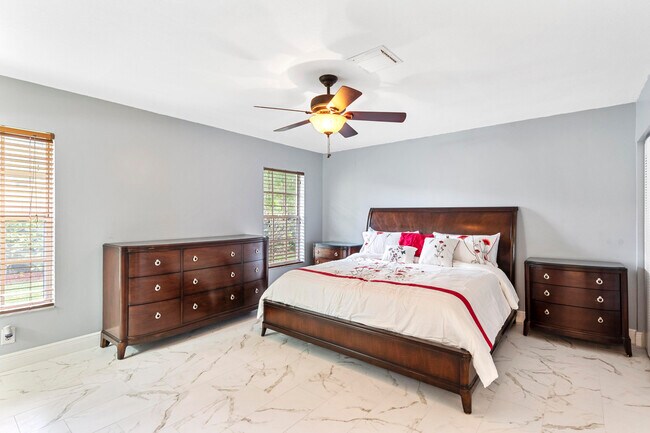 Building Photo - 812 NW 6th Ave