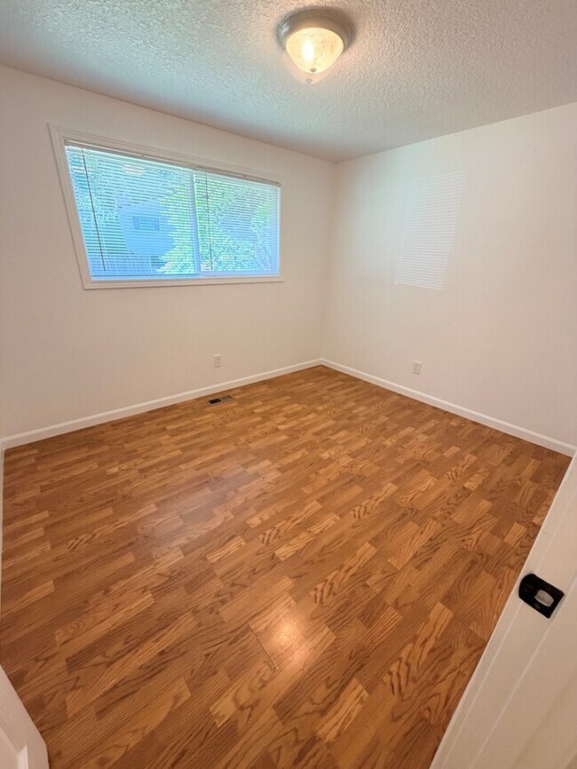 Building Photo - Spacious West Linn Ranch with Multiple Living Spaces, Large Fenced Backyard & Landscaping Included!