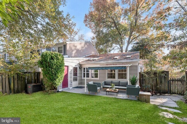 Building Photo - Home with Private Garden Oasis