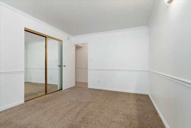 Building Photo - FOOTHILL 3 bed 2 bath Condo with Pool