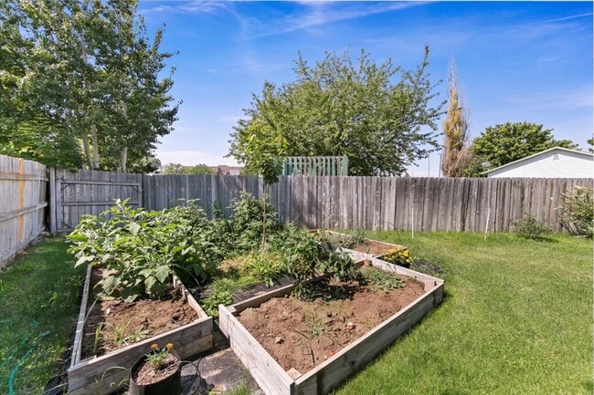 Building Photo - Stylish 3-Bed Home with Spacious Backyard ...