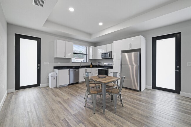 Building Photo - 1917 Lorna Ave