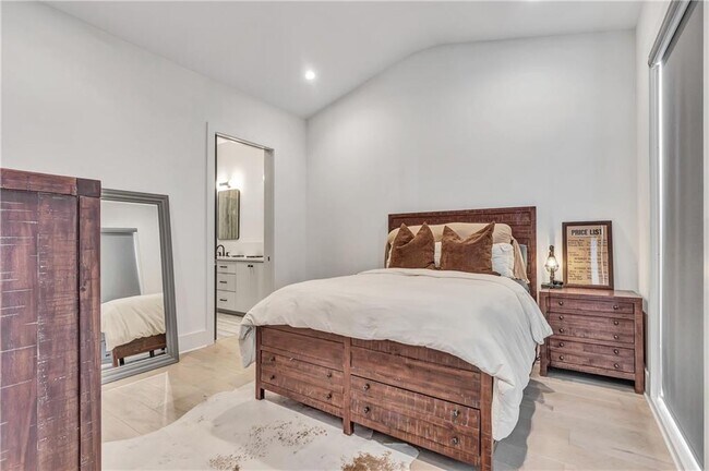 Building Photo - 580 Heatherden Ave