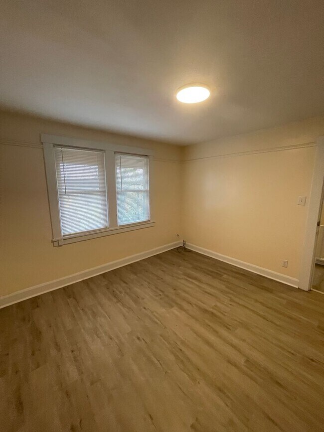 Building Photo - 825 N 6th St