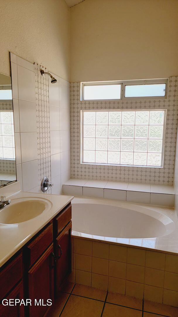 Building Photo - 7025 Crown Ridge Dr