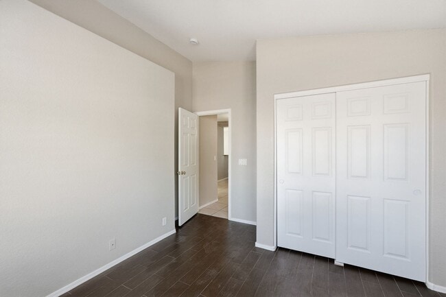 Building Photo - Three bedrooms PLUS Den! Ready to Move In