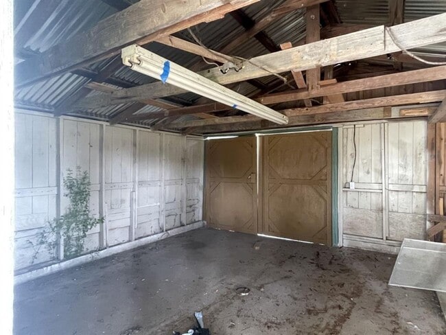 Building Photo - 3 bed, 1 bath with lots of updates! New fl...