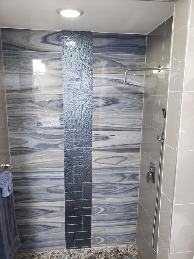 Building Photo - 1402 SW 25th Ave