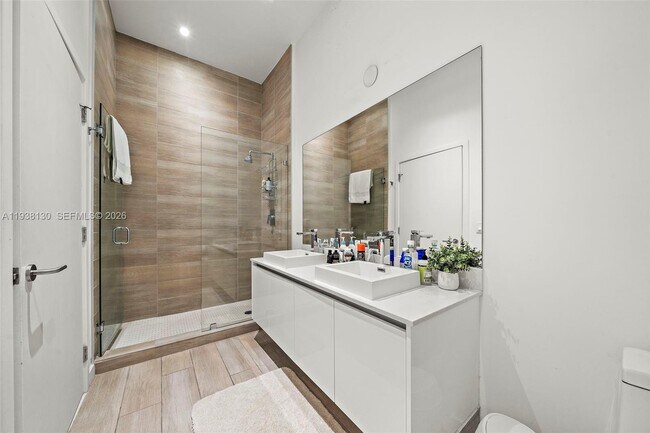 Building Photo - 1600 SW 1st Ave