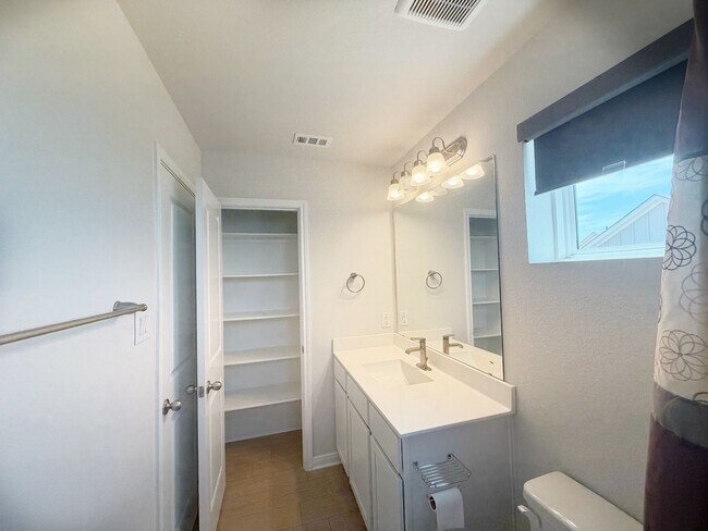 Building Photo - 2 Bed / 2.5 Bath Home Ready for Lease!