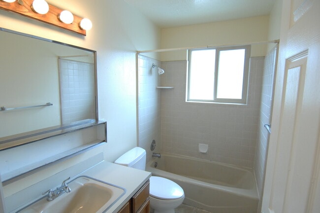 Building Photo - Great 4 Bedroom Now Available