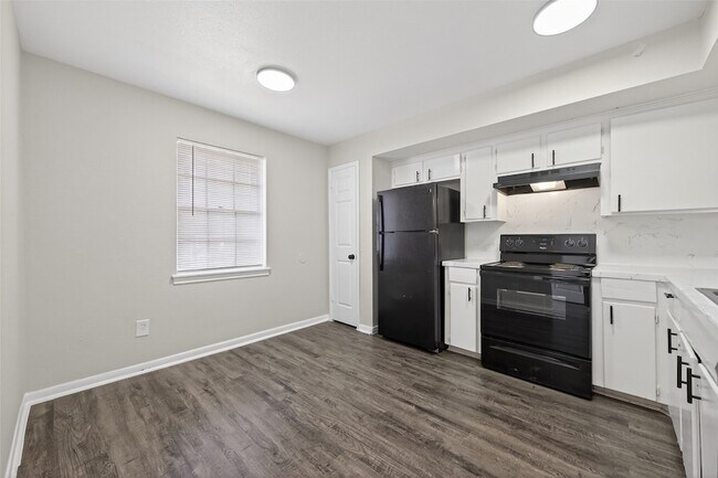 Building Photo - 427 Hollyvale Dr