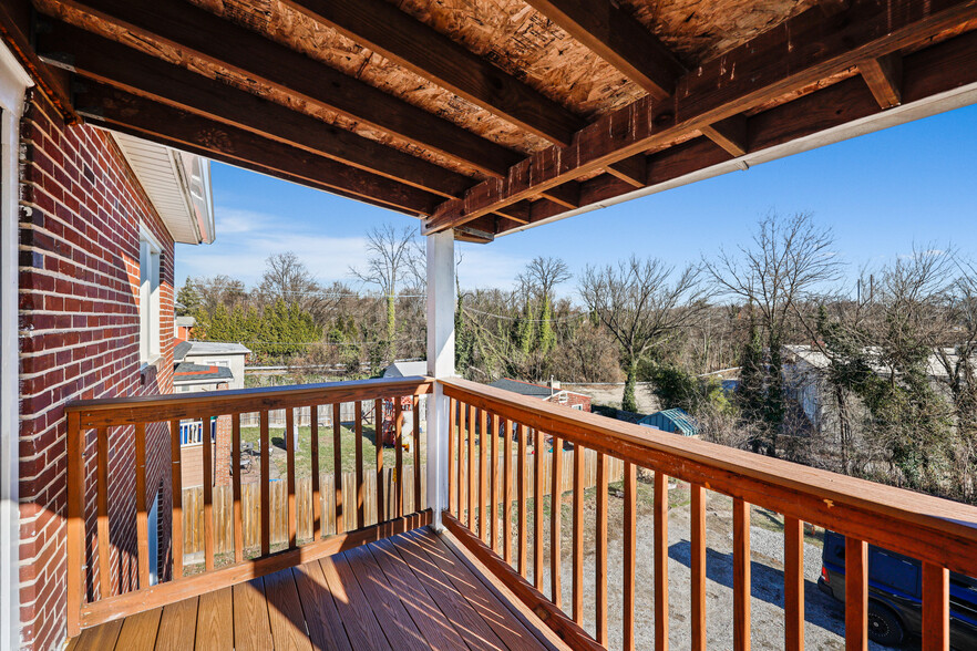 Private balcony - 5107 Leeds Ave