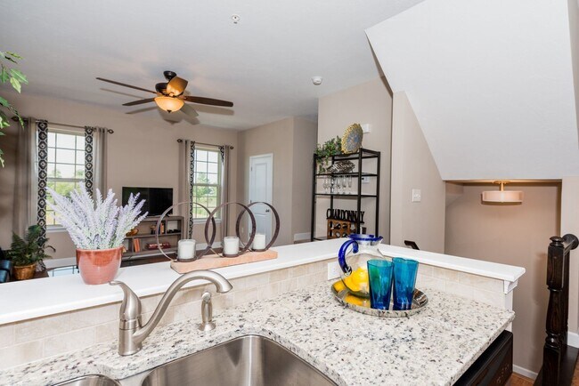 Building Photo - 3 Bedroom Townhome with Garage!