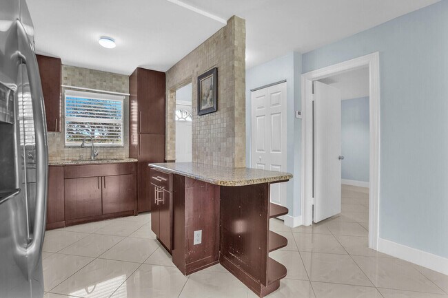 Building Photo - 9851 Sandalfoot Blvd