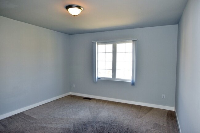 Building Photo - Shelby Twp - 3 Bedrooms, 2.5 Baths Townhouse, 2-Car Garage near Stony Creek Park