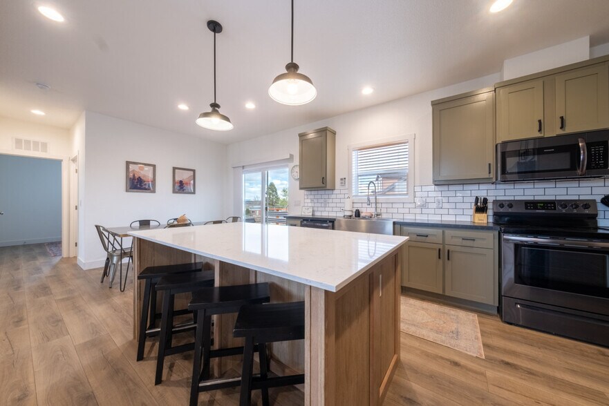 Building Photo - 523 W Vance Dr