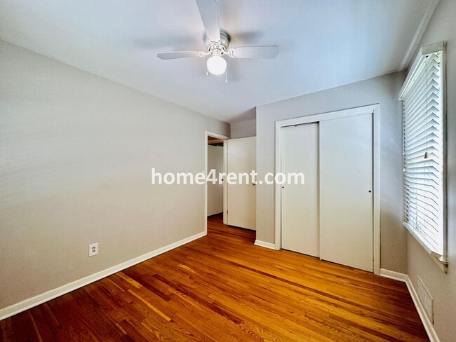 Building Photo - Three Bedroom Home in Overland Park w/ Wood Floors, Finished Basement, and a Fenced Yard!