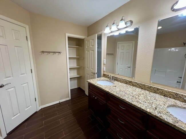 Building Photo - 511 Ridge Point Dr