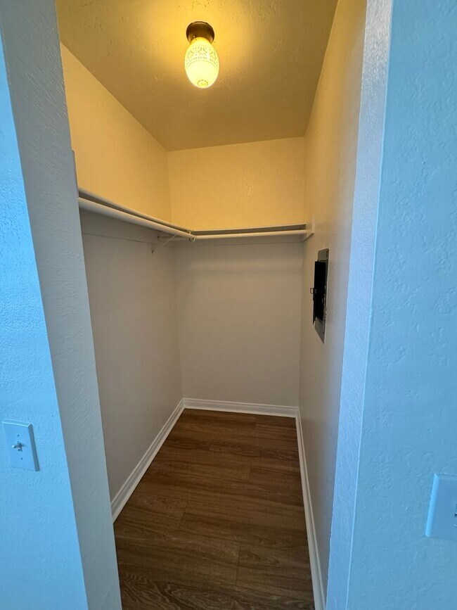 Building Photo - UPDATED2 Bed/2 Bath Alpine Oaks Condo